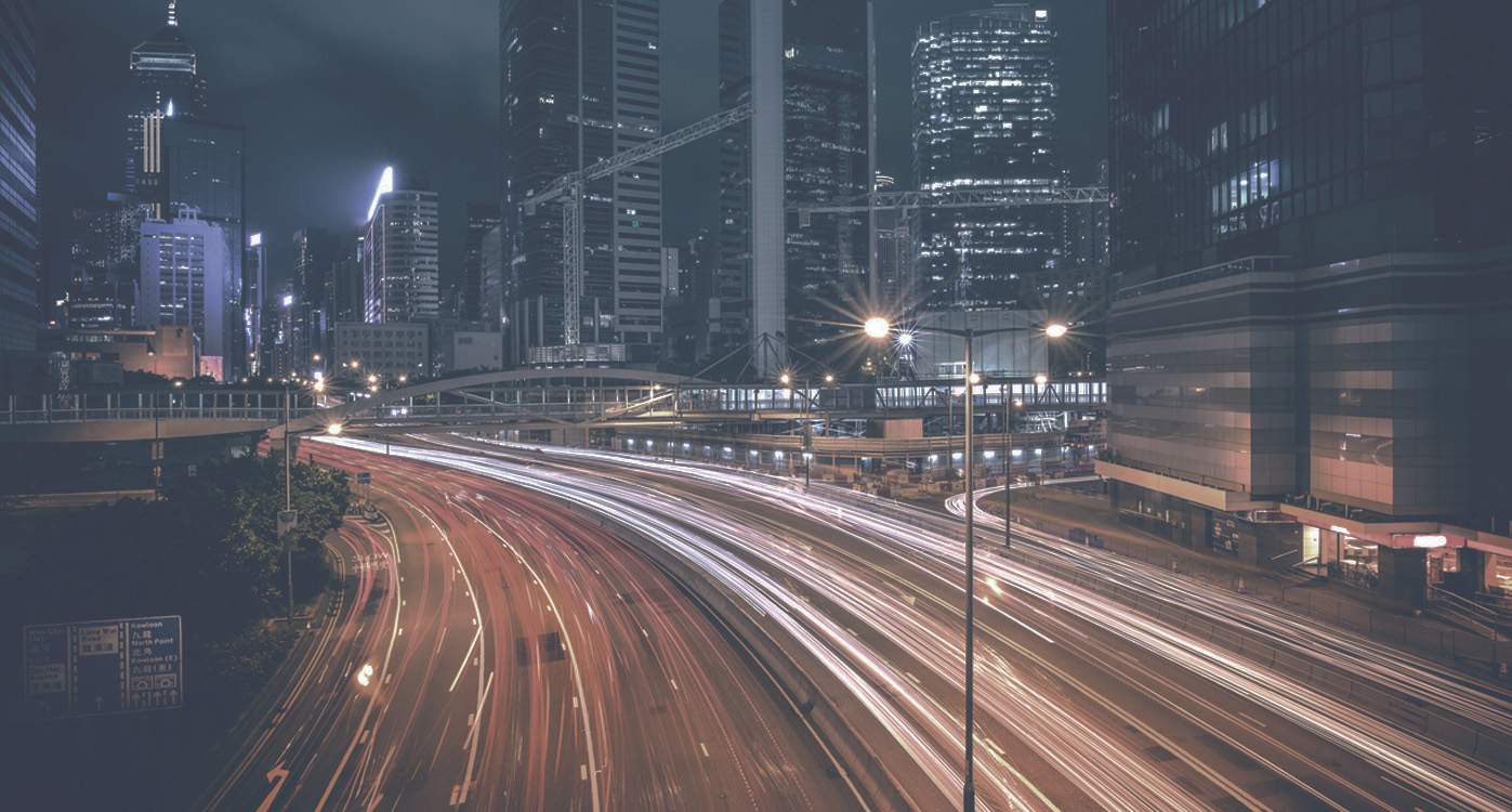 夜の病院と都市インフライメージ