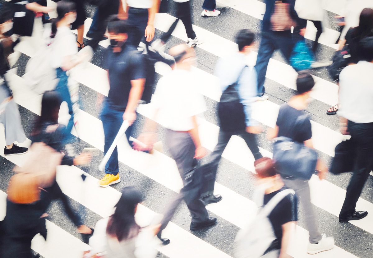 交差点を行き交う様々な人々、これから話す物語に当てはまる人がいるかもしれない